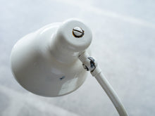 画像をギャラリービューアに読み込む, 北欧テーブルランプのシェード右上からアップ