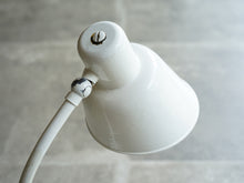 画像をギャラリービューアに読み込む, 北欧テーブルランプのシェード左上からアップ