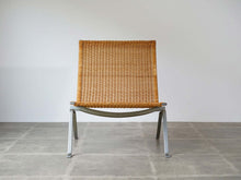 画像をギャラリービューアに読み込む, Poul Kjærholm(ポール・ケアホルム)のPK22を正面から