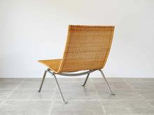 画像をギャラリービューアに読み込む, Poul Kjærholm(ポール・ケアホルム)のPK22の背面反対から