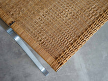 画像をギャラリービューアに読み込む, Poul Kjærholm(ポール・ケアホルム)のPK22の籐をアップで