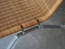 画像をギャラリービューアに読み込む, Poul Kjærholm(ポール・ケアホルム)のPK22のフレームと座面の繋ぎ