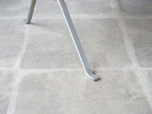 画像をギャラリービューアに読み込む, Poul Kjærholm(ポール・ケアホルム)のPK22の脚先のスチール曲げ加工