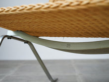 画像をギャラリービューアに読み込む, Poul Kjærholm(ポール・ケアホルム)のPK22の座面下にあるアーチにEKCの刻印