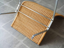 画像をギャラリービューアに読み込む, Poul Kjærholm(ポール・ケアホルム)のPK22の裏面