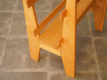 画像をギャラリービューアに読み込む, 木製のポスターラックの底