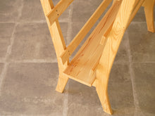 画像をギャラリービューアに読み込む, 木製のポスターラック底