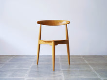 画像をギャラリービューアに読み込む, ハンスJウェグナーのハートチェアFH4103の正面