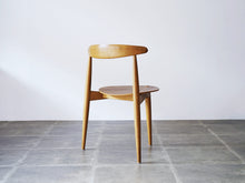 画像をギャラリービューアに読み込む, ハンスJウェグナーのハートチェアFH4103の背面斜め