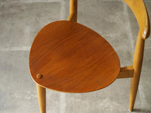 画像をギャラリービューアに読み込む, ハンスJウェグナーのハートチェアFH4103の座面