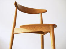 画像をギャラリービューアに読み込む, ハンスJウェグナーのハートチェアFH4103を下から