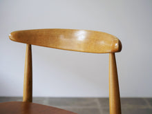 画像をギャラリービューアに読み込む, ハンスJウェグナーのハートチェアFH4103の背もたれ