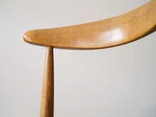 画像をギャラリービューアに読み込む, ハンスJウェグナーのハートチェアFH4103の背もたれ左側