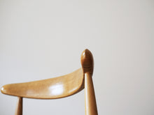 画像をギャラリービューアに読み込む, ハンスJウェグナーのハートチェアFH4103の背もたれ右側