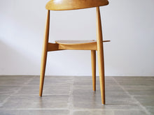 画像をギャラリービューアに読み込む, ハンスJウェグナーのハートチェアFH4103の背面脚部