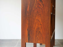 画像をギャラリービューアに読み込む, Svend Langkilde Rosewood Bookcase for Illums Bolighus(イルムス・ボリフス)のローズウッドの木目