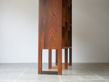 画像をギャラリービューアに読み込む, Svend Langkilde Rosewood Bookcase for Illums Bolighus(イルムス・ボリフス)の側面と脚