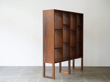 画像をギャラリービューアに読み込む, Svend Langkilde Rosewood Bookcase for Illums Bolighus(イルムス・ボリフス)の斜め横から