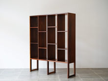 画像をギャラリービューアに読み込む, Svend Langkilde Rosewood Bookcase for Illums Bolighus(イルムス・ボリフス)の斜め横から