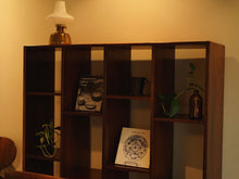 画像をギャラリービューアに読み込む, Svend Langkildeデザインのローズウッドのオープンシェルフillums Bolighus(イルムス・ボリフス)のディスプレイイメージ