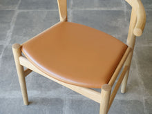 画像をギャラリービューアに読み込む, Hans J. Wegner(ハンスJ.ウェグナー)のダイニングチェアPP58の座面(明るいコニャック色のレザー張り)