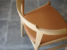 画像をギャラリービューアに読み込む, Hans J. Wegner(ハンスJ.ウェグナー)のダイニングチェアPP58の背もたれから肘掛けが続く