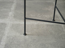 画像をギャラリービューアに読み込む, Peter Hvidt(ピーター・ヴィッツ)がトレイをテーブルとして使えるようにデザインしたフレームの足先