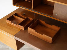 画像をギャラリービューアに読み込む, ハーマンミラー デスク ジョージ・ネルソン Home Office Desk George Nelson for Herman Miller ミッドセンチュリーのデスクのキャビネットの内部の引き出しを取り出した様子