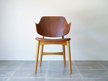 画像をギャラリービューアに読み込む, Jens Hjorth(イェンス・ヒョーロス)のチェアの正面