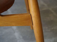 画像をギャラリービューアに読み込む, Jens Hjorth(イェンス・ヒョーロス)のチェアの脚の付け根