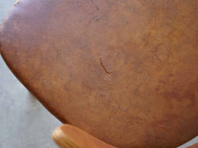 画像をギャラリービューアに読み込む, Jens Hjorth(イェンス・ヒョーロス)のチェアの割れのあるレザー