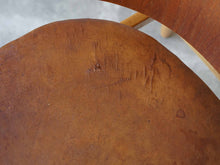 画像をギャラリービューアに読み込む, Jens Hjorth(イェンス・ヒョーロス)のチェアの割れのあるレザー