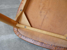 画像をギャラリービューアに読み込む, Jens Hjorth(イェンス・ヒョーロス)のチェアの裏面の釘とマイナスネジ