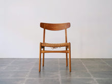 画像をギャラリービューアに読み込む, Hans J. Wegner(ハンスJウェグナー)CH23チェアの正面