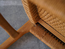 画像をギャラリービューアに読み込む, Hans J. Wegner(ハンスJウェグナー)CH23チェアの座枠にKHのメモ?