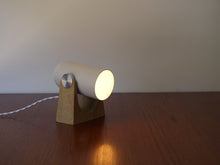 画像をギャラリービューアに読み込む, Markus JohanssonのCarronade(カロネード)卓上ランプの点灯イメージ