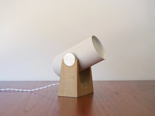 画像をギャラリービューアに読み込む, Markus JohanssonのCarronade(カロネード)卓上ランプは角度調整ができます