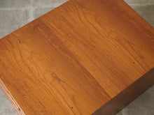 画像をギャラリービューアに読み込む, Finn Juhl(フィン・ユール)FJ50カウフマンデスク用の引き出しの天面にデスクに吊り下げるための穴がある