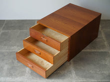 画像をギャラリービューアに読み込む, Finn Juhl(フィン・ユール)FJ50カウフマンデスク用の引き出しを出してみた様子