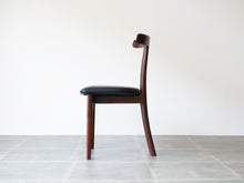 画像をギャラリービューアに読み込む, オーレヴァンシャーOleWanscherのTチェアの横