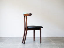 画像をギャラリービューアに読み込む, オーレヴァンシャーOleWanscherのTチェアの曲線を描く背もたれ