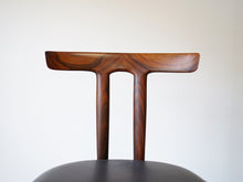 画像をギャラリービューアに読み込む, オーレヴァンシャーOleWanscherのTチェアの背もたれの木目