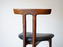 画像をギャラリービューアに読み込む, オーレヴァンシャーOleWanscherのTチェアの背もたれの裏側ローズウッド