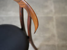 画像をギャラリービューアに読み込む, オーレヴァンシャーOleWanscherのTチェアの背もたれのエッジ