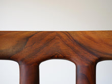 画像をギャラリービューアに読み込む, オーレヴァンシャーOleWanscherのTチェアの背もたれにあるフィンガージョイント