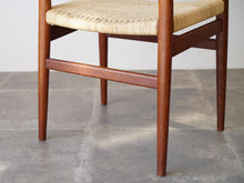 画像をギャラリービューアに読み込む, Hans J. Wegner W2 Chair ハンスJウェグナー ダイニングチェアW2 籐タイプ 椅子の後ろ脚