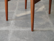 画像をギャラリービューアに読み込む, Hans J. Wegner W2 Chair ハンスJウェグナー ダイニングチェアW2 籐タイプ 椅子の足先