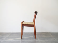 画像をギャラリービューアに読み込む, Hans J. Wegner W2 Chair ハンスJウェグナー ダイニングチェアW2 籐タイプ 椅子の側面