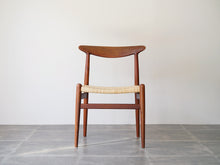 画像をギャラリービューアに読み込む, Hans J. Wegner W2 Chair ハンスJウェグナー ダイニングチェアW2 籐タイプ 椅子の正面