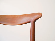 画像をギャラリービューアに読み込む, Hans J. Wegner(ハンスJ.ウェグナー)のダイニングチェアW2の背もたれ右側